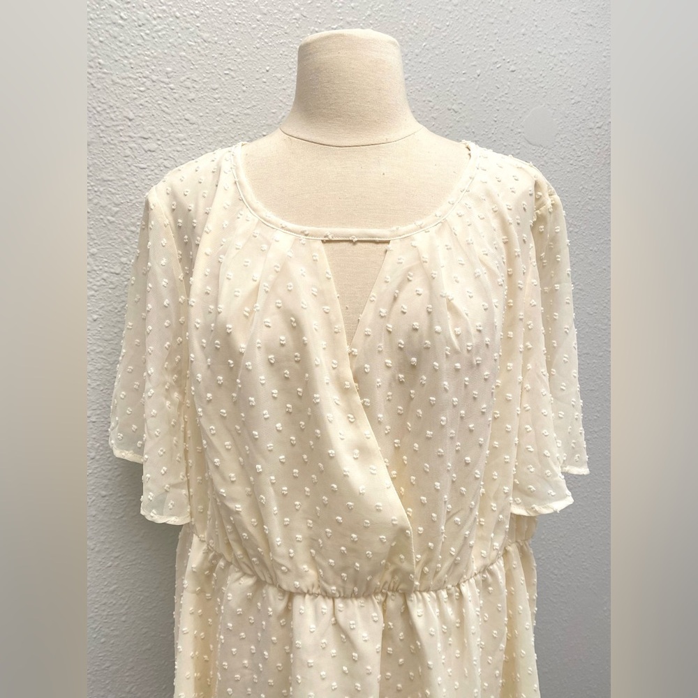 Ivory Keyhole Flutter Sleeve Top - Picture 4 of 5